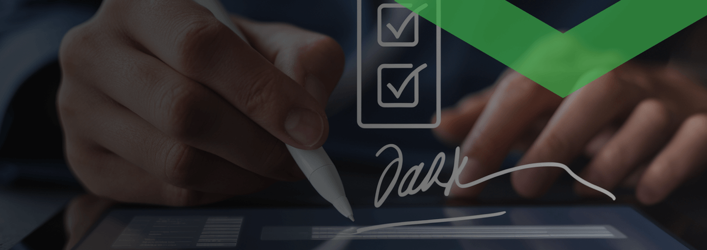 Eine Person unterschreibt mit einem digitalen Stift auf einem Tablet. Über dem Bildschirm sind grafisch ein Häkchen-Dokument und eine digitale Signatur eingeblendet. Die Szene symbolisiert den digitalen Kreditabschluss – etwa online per elektronischer Unterschrift.