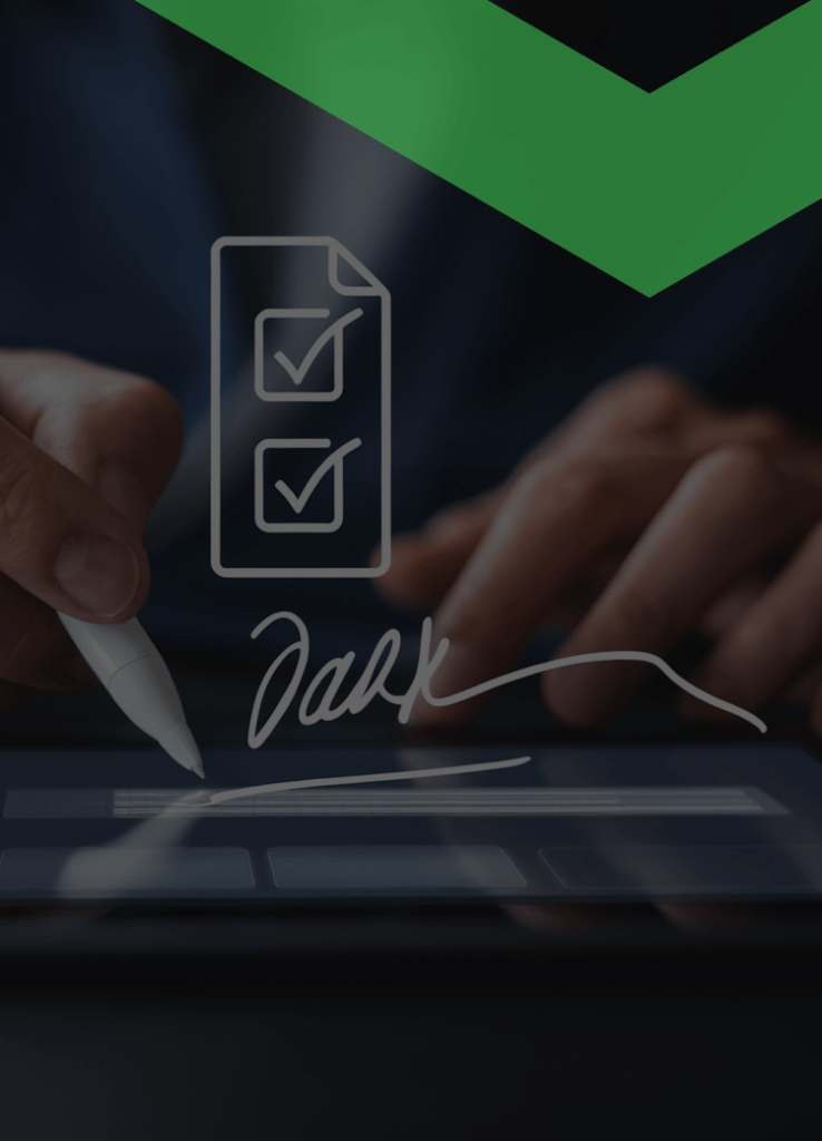 Eine Person unterschreibt mit einem digitalen Stift auf einem Tablet. Über dem Bildschirm sind grafisch ein Häkchen-Dokument und eine digitale Signatur eingeblendet. Die Szene symbolisiert den digitalen Kreditabschluss – etwa online per elektronischer Unterschrift.