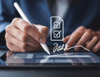 Eine Person unterschreibt mit einem digitalen Stift auf einem Tablet. Über dem Bildschirm sind grafisch ein Häkchen-Dokument und eine digitale Signatur eingeblendet. Die Szene symbolisiert den digitalen Kreditabschluss – etwa online per elektronischer Unterschrift.