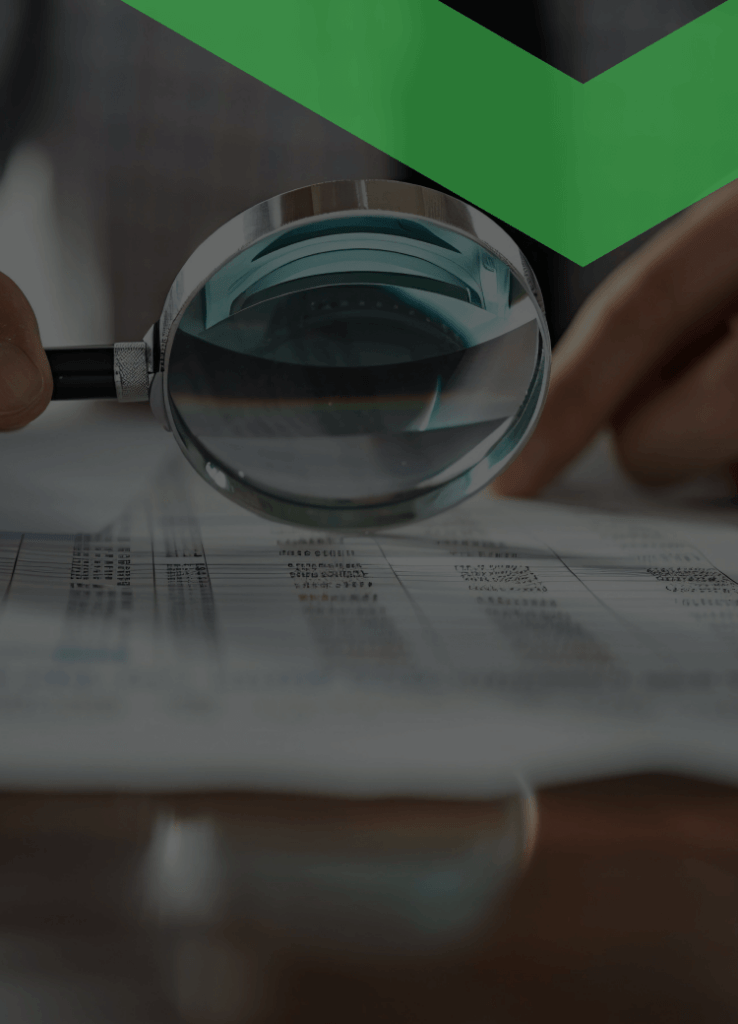Eine Person mit Hemd und Krawatte hält eine Lupe über ein Zahlen- und Tabellenblatt auf einem Schreibtisch. Die Szene symbolisiert die sorgfältige Prüfung der Kreditwürdigkeit, also der finanziellen Zuverlässigkeit eines potenziellen Kreditnehmers.