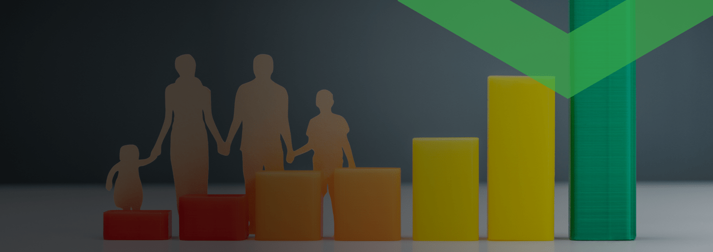 Papierfiguren einer Familie stehen auf farblich abgestuften Balken in Rot, Orange, Gelb und Grün, die ansteigend angeordnet sind. Die Szene symbolisiert die Entwicklung und den Anstieg von Lebenshaltungskosten im Verlauf des Familienlebens.