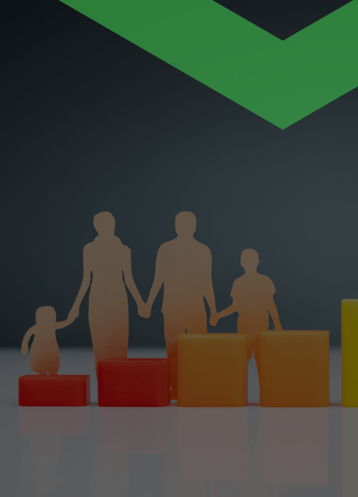 Papierfiguren einer Familie stehen auf farblich abgestuften Balken in Rot, Orange, Gelb und Grün, die ansteigend angeordnet sind. Die Szene symbolisiert die Entwicklung und den Anstieg von Lebenshaltungskosten im Verlauf des Familienlebens.