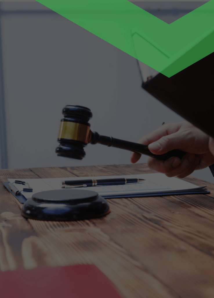 Ein Richter oder Beamter hält einen Holzhammer und ein Notizbuch über einem Schreibtisch mit Waage, Klemmbrett und Schreibutensilien. Die Szene symbolisiert eine Zwangsvollstreckung – also die gerichtliche Durchsetzung von Forderungen gegenüber Schuldnern.