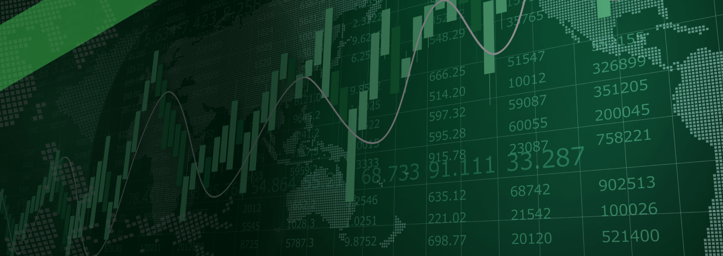 Grüne Finanzgrafik mit Kurven- und Balkendiagrammen sowie weltweiter Kartenprojektion im Hintergrund. Die Szene symbolisiert internationale Finanztransaktionen und den Verkauf von Forderungen im Rahmen einer Forfaitierung.