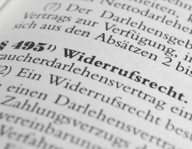 Nahaufnahme eines Gesetzestextes mit hervorgehobener Überschrift „§ 495 Widerrufsrecht“. Die Szene symbolisiert die rechtlichen Grundlagen für das Widerrufsrecht bei Verbraucherdarlehensverträgen.