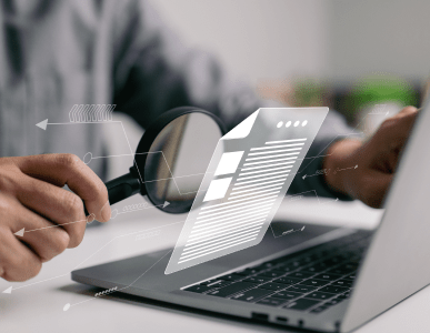 Eine Person betrachtet mithilfe einer Lupe Informationen auf einem Laptop, während eine digitale Darstellung eines Dokuments eingeblendet ist. Die Szene symbolisiert die Prüfung einer SCHUFA-Bonitätsauskunft oder einer digitalen Bonitätsprüfung.