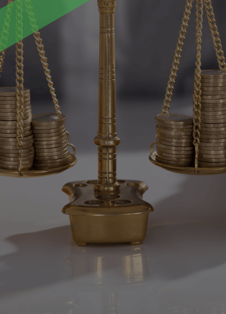 Eine klassische Waage mit gestapelten Münzen auf beiden Seiten steht auf einem Tisch, im Hintergrund hält eine Person die Waage vorsichtig. Die Szene symbolisiert finanzielle Abwägungen, etwa im Zusammenhang mit einem Disagio – dem Abschlag vom Nennwert eines Kredits bei Auszahlung.