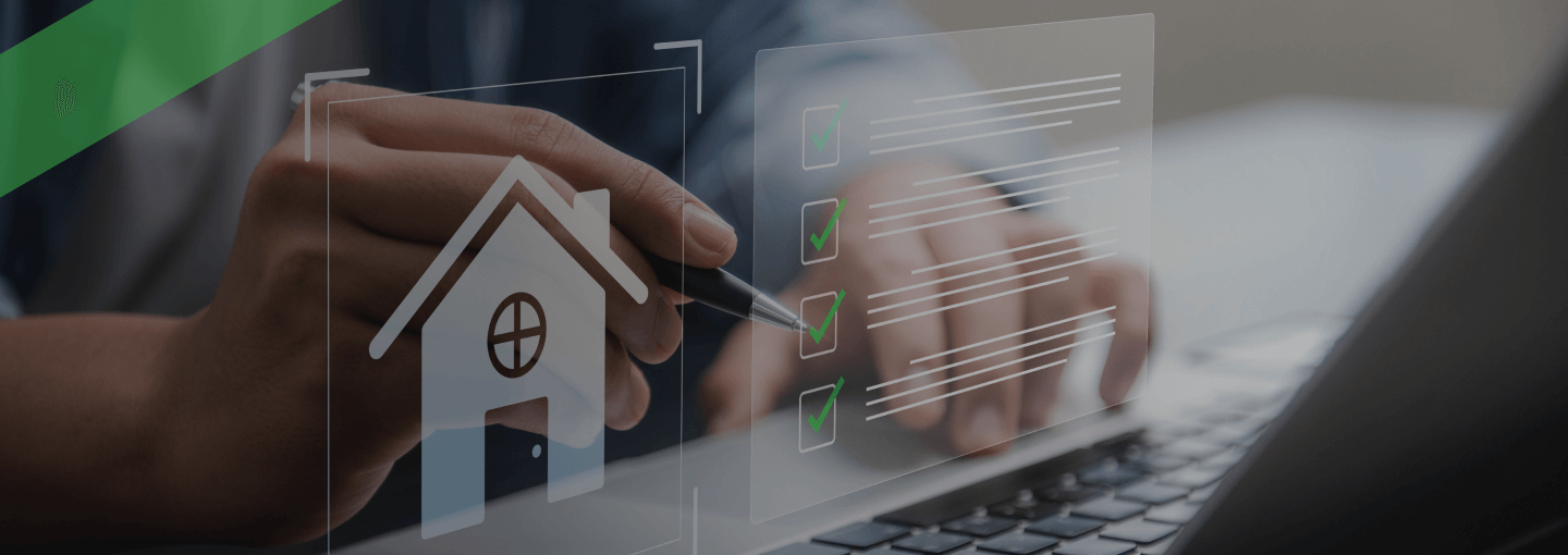 Eine Person arbeitet an einem Laptop, während digitale Symbole eines Hauses und einer Checkliste eingeblendet sind. Die Szene symbolisiert das Europäische Standardisierte Merkblatt (ESIS), das Kreditnehmern bei Immobilienfinanzierungen transparente Informationen bietet.