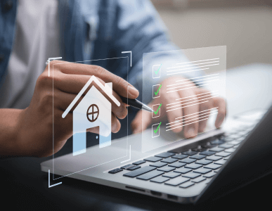 Eine Person arbeitet an einem Laptop, während digitale Symbole eines Hauses und einer Checkliste eingeblendet sind. Die Szene symbolisiert das Europäische Standardisierte Merkblatt (ESIS), das Kreditnehmern bei Immobilienfinanzierungen transparente Informationen bietet.