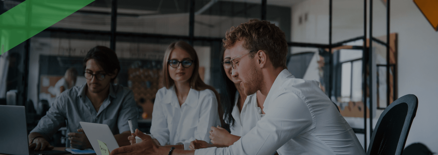 Eine Gruppe junger Menschen in Businesskleidung sitzt gemeinsam an einem Konferenztisch und diskutiert vor einem Laptop. Die Szene symbolisiert Entscheidungs- und Handlungsfähigkeit im geschäftlichen Kontext, etwa im Zusammenhang mit der rechtlichen Geschäftsfähigkeit.