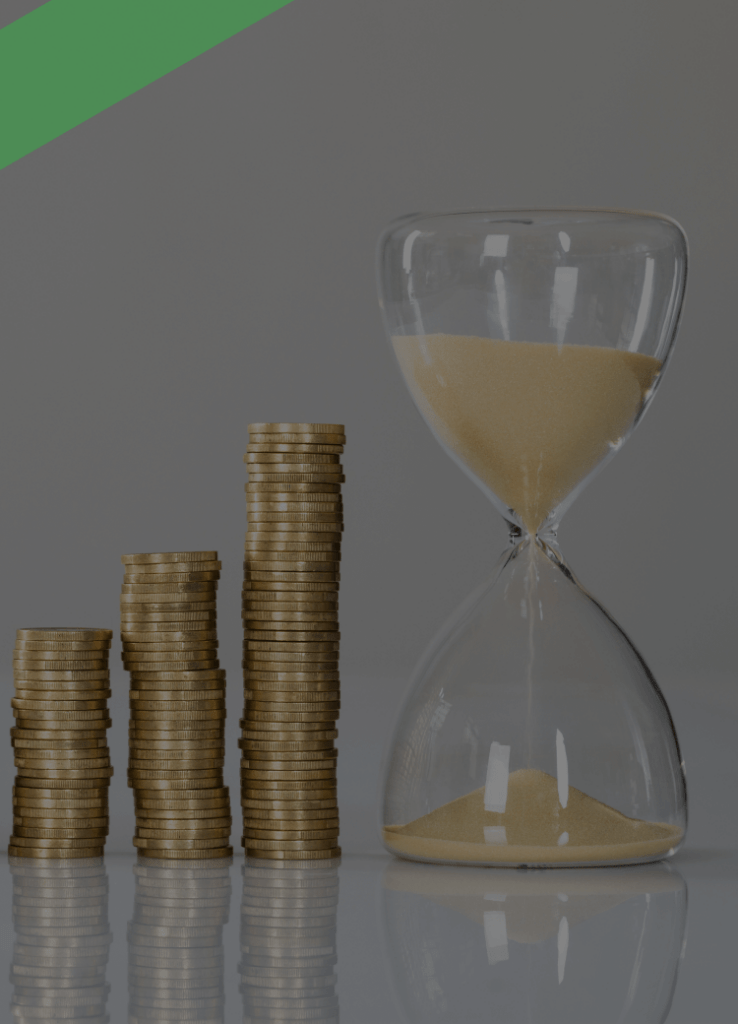 Mehrere Münzstapel sind in aufsteigender Höhe nebeneinander angeordnet, daneben steht eine Sanduhr mit ablaufendem Sand. Die Szene symbolisiert die Entwicklung von Rückzahlungen oder Vermögen über die Zeit hinweg, etwa im Zusammenhang mit der Kreditlaufzeit.