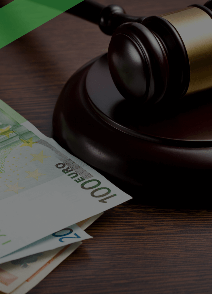 Ein Richterhammer liegt neben mehreren Euro-Geldscheinen auf einem dunklen Holztisch. Die Szene symbolisiert die rechtliche Regulierung von Geldgeschäften, etwa im Kontext des Kreditwesengesetzes (KWG), das den Rahmen für Banken und Kreditinstitute in Deutschland vorgibt.