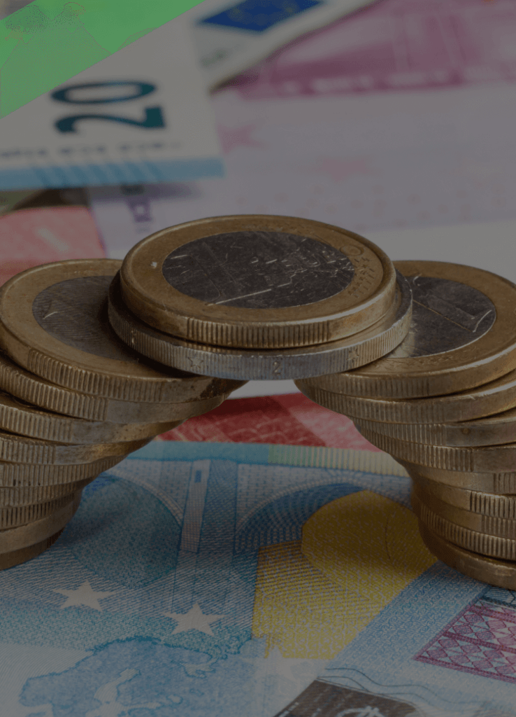 Eine Brücke aus gestapelten Euromünzen überspannt mehrere Euro-Geldscheine. Die Szene symbolisiert finanzielle Stabilität und langfristige Finanzierungslösungen, wie sie bei langfristigen Krediten zum Tragen kommen.