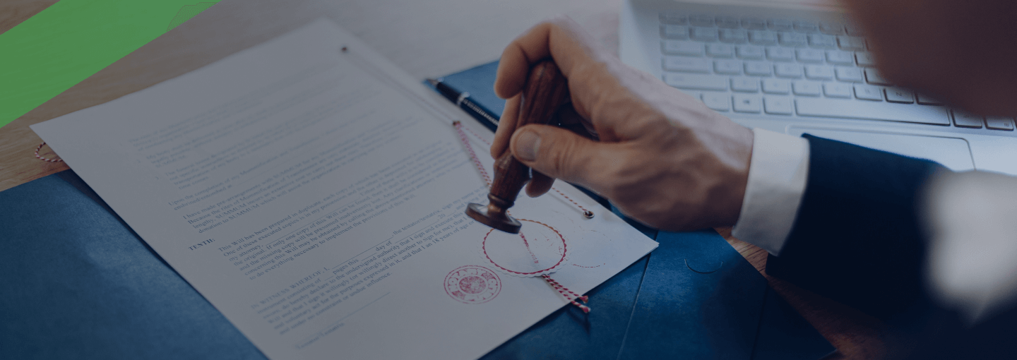 Ein Notar oder Beamter stempelt ein offizielles Dokument mit rotem Siegel, das auf einem Schreibtisch neben einem Laptop liegt. Die Szene symbolisiert die Ausstellung oder Beglaubigung eines Schuldscheins als formelle Anerkennung einer Schuld.