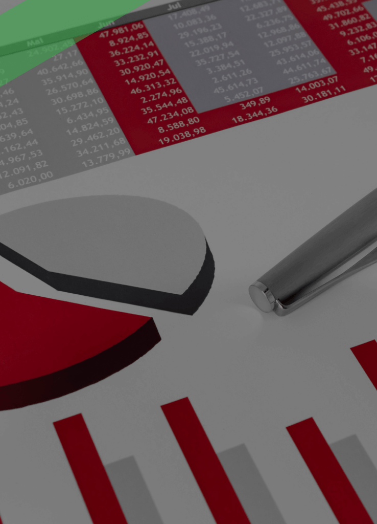 Ein Kugelschreiber liegt auf einem Finanzdokument mit roten und grauen Balken- und Kreisdiagrammen sowie einer Tabelle. Die Szene symbolisiert die Analyse betriebswirtschaftlicher Kennzahlen, insbesondere des Verschuldungsgrads eines Unternehmens.