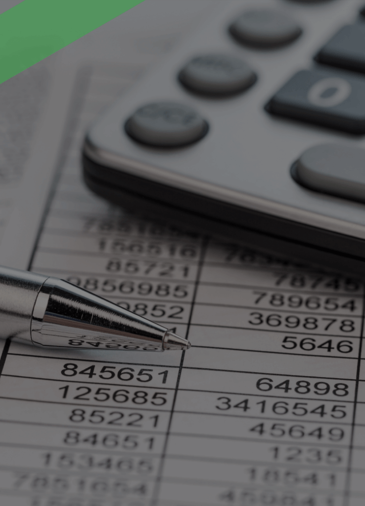 Ein Kugelschreiber liegt auf einem Zahlenformular, daneben ein Taschenrechner. Die Szene symbolisiert die Berechnung oder Verwaltung von Kreditverpflichtungen, insbesondere im Kontext eines Wechselkredits, bei dem ein Kredit durch einen Wechsel abgesichert ist.