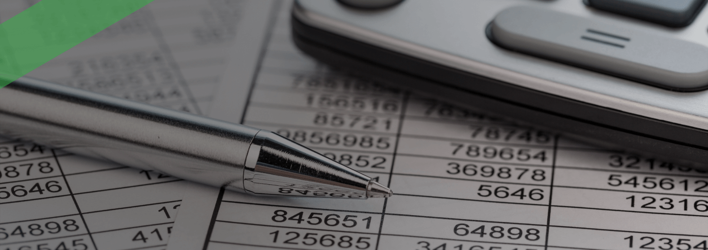 Ein Kugelschreiber liegt auf einem Zahlenformular, daneben ein Taschenrechner. Die Szene symbolisiert die Berechnung oder Verwaltung von Kreditverpflichtungen, insbesondere im Kontext eines Wechselkredits, bei dem ein Kredit durch einen Wechsel abgesichert ist.