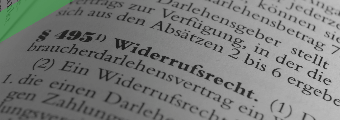 Nahaufnahme eines Gesetzestextes mit hervorgehobener Überschrift „§ 495 Widerrufsrecht“. Die Szene symbolisiert die rechtlichen Grundlagen für das Widerrufsrecht bei Verbraucherdarlehensverträgen.