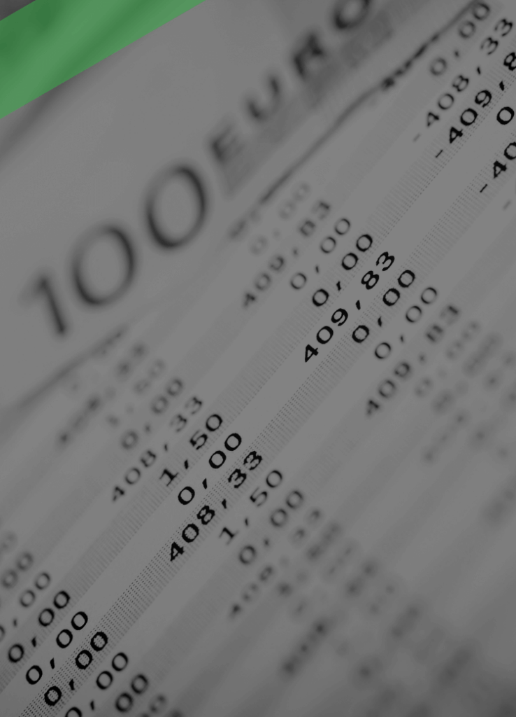 Nahaufnahme eines Kontoauszugs oder Abrechnungsdokuments, auf dem verschiedene Buchungen und Beträge zu sehen sind. Im Hintergrund ist ein 100-Euro-Schein erkennbar. Die Szene symbolisiert regelmäßige Zahlungsverpflichtungen, etwa die monatliche Kreditrate.