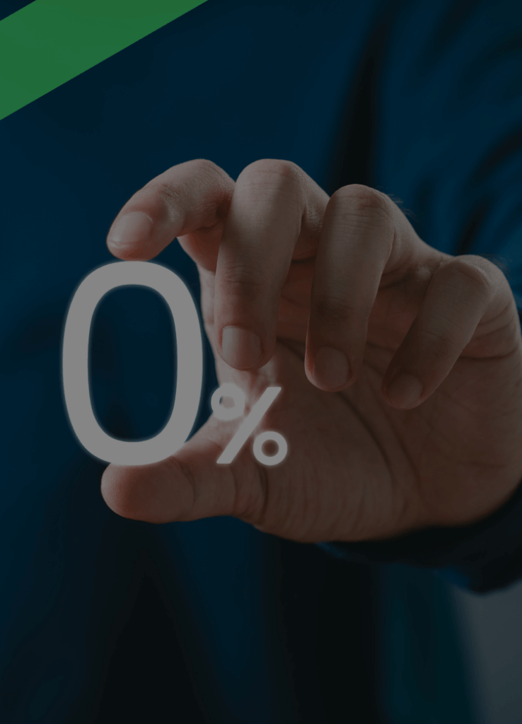 Eine Hand hält das Symbol „0 %“ in die Kamera. Der Hintergrund ist unscharf und dunkel gehalten. Die Szene symbolisiert eine Null-Prozent-Finanzierung, bei der für einen Kredit oder eine Finanzierung keine Zinsen anfallen.