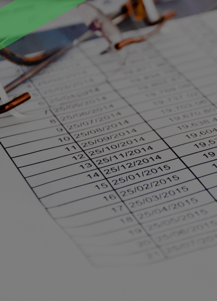 Nahaufnahme eines ausgedruckten Tabellenblatts mit Zahlen, Datumsangaben und Beträgen, das in einem Ordner abgeheftet ist. Die Szene symbolisiert einen Tilgungsplan, der die Rückzahlung eines Kredits über einen bestimmten Zeitraum hinweg detailliert darstellt.