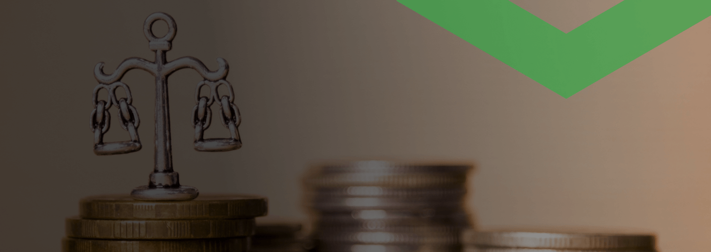 Mehrere Stapel von Euromünzen, auf einem davon steht eine kleine Waage als Symbol für Ausgleich oder Regulierung. Die Szene steht sinnbildlich für den Einfluss des Leitzinses auf das Gleichgewicht von Kreditkosten, Sparzinsen und wirtschaftlicher Stabilität.