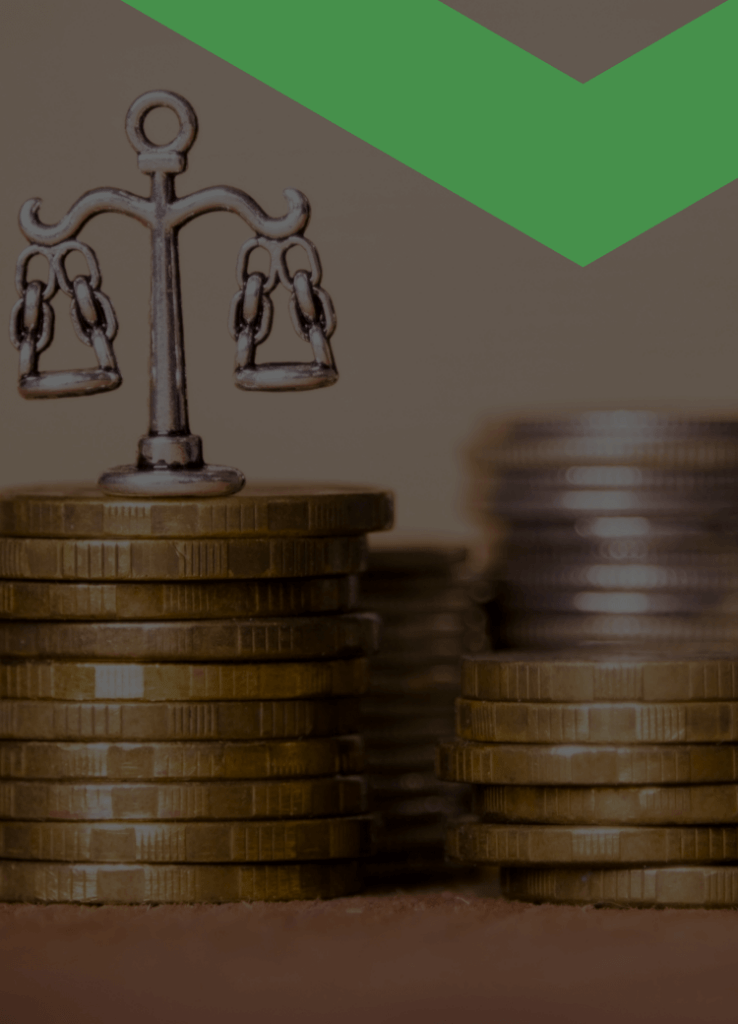 Mehrere Stapel von Euromünzen, auf einem davon steht eine kleine Waage als Symbol für Ausgleich oder Regulierung. Die Szene steht sinnbildlich für den Einfluss des Leitzinses auf das Gleichgewicht von Kreditkosten, Sparzinsen und wirtschaftlicher Stabilität.